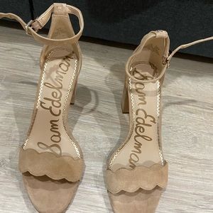 I’m selling Sam Edelman block heels.